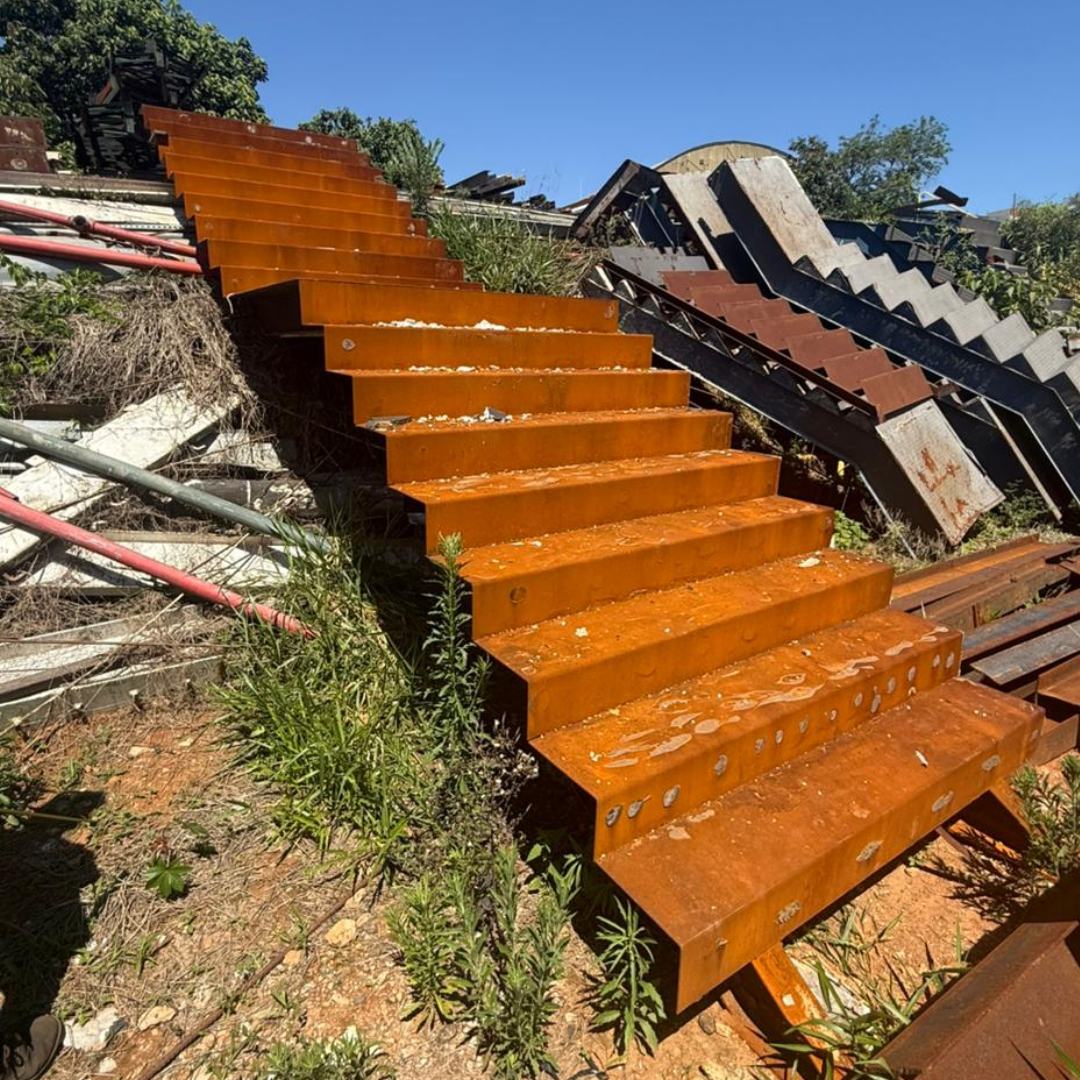 Escada Reta Usada 5,50m x 1,80m com Patamar